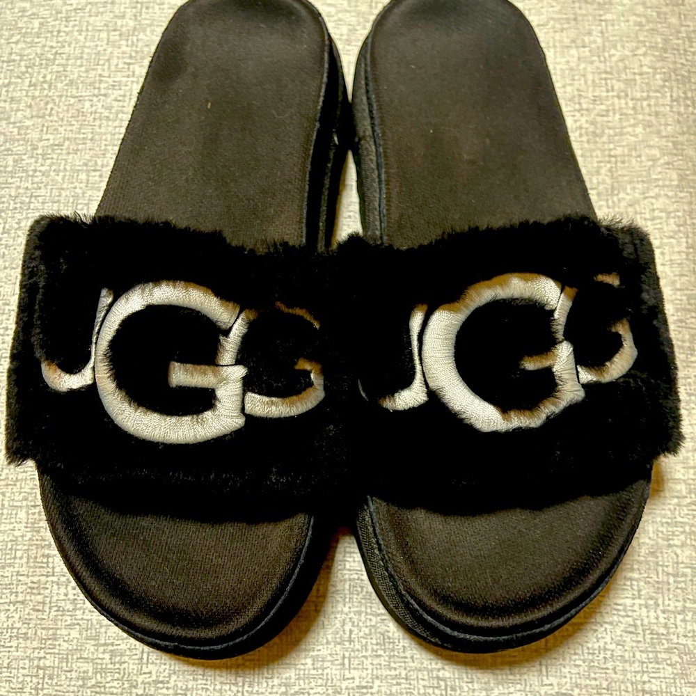 UGG® Laton Fur Logo Slides Size 9 black